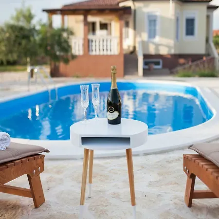 Romantic Olive With Pool * Policnik