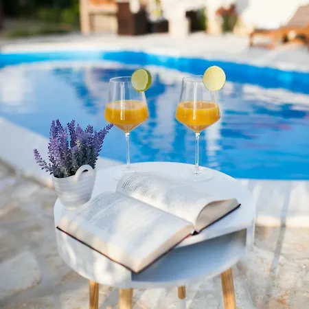Vakantiehuis Romantic Olive With Pool