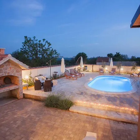 Vakantiehuis Romantic Olive With Pool
