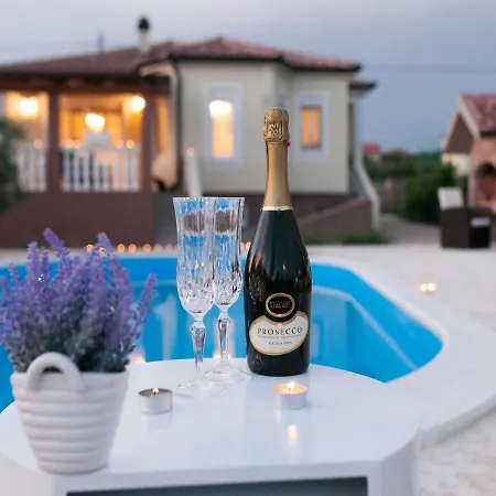 Romantic Olive With Pool *