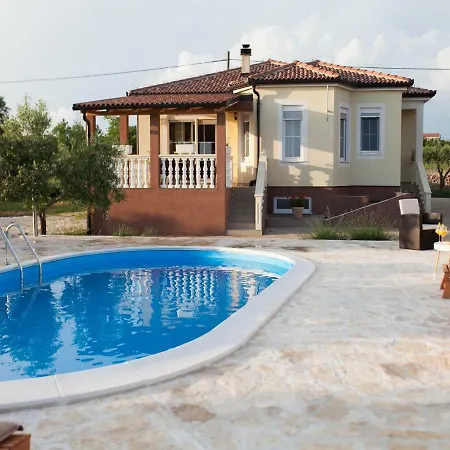 Vakantiehuis Romantic Olive With Pool *