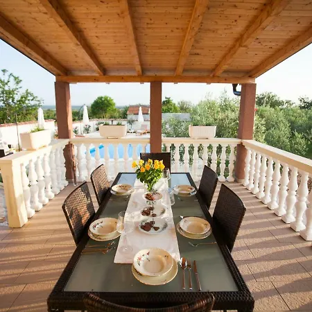 Vakantiehuis Romantic Olive With Pool