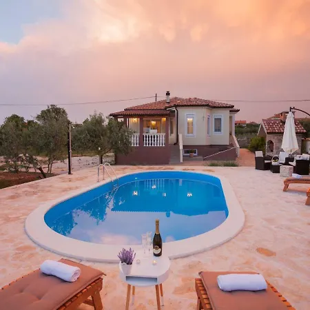 Romantic Olive With Pool Vakantiehuis