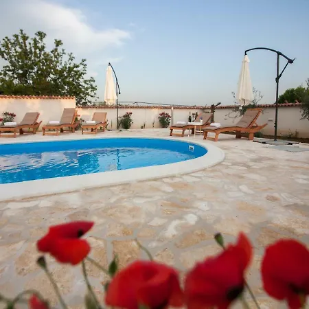 Vakantiehuis Romantic Olive With Pool *
