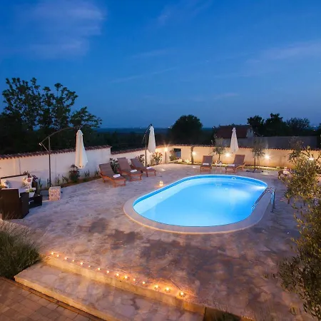 Romantic Olive With Pool * Policnik
