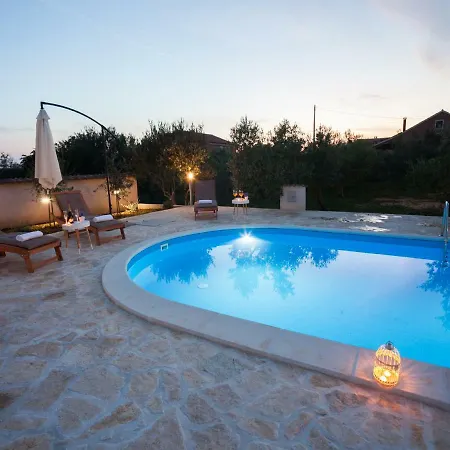 Romantic Olive With Pool * Policnik